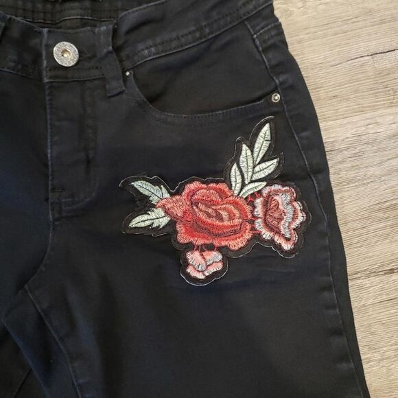 Black rose applique raw hem mid-rise tapered ankle length jeans goth emo Size 4 - Picture 9 of 9